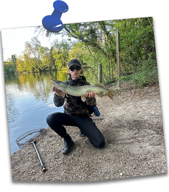 Paul et un magnifique brochet pêche Paris